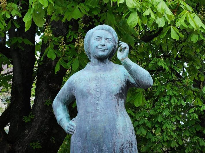 Die Komödiantin und Schauspielerin Liesl Karlstadt auf dem Viktualienmarkt