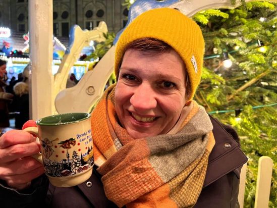 Im Weihnachtsdorf der Residenz gibt es natürlich auch Glühwein