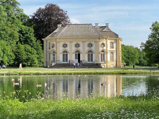 Die Badenburg ist eine von drei Parkburgen in Nymphenburg