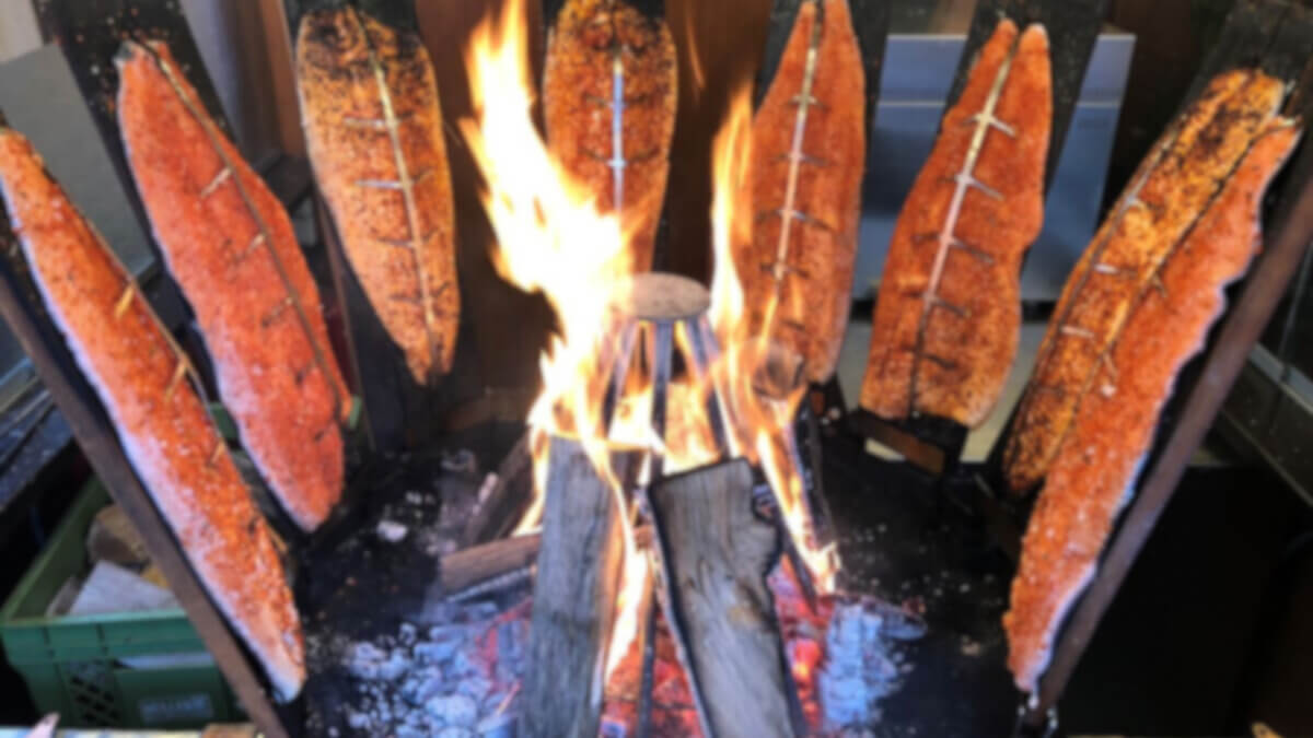 Auf dem Rindermarkt gibt es weihnachtlichen Flammlachs