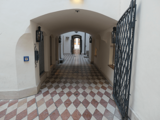 The Platzlgassen Alley on a Walking Tour in Munich