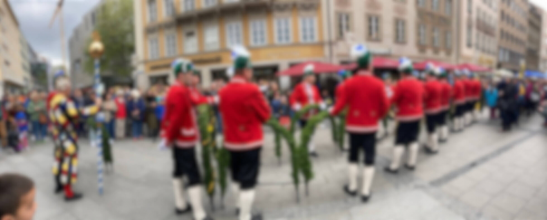 Die Schäffler führen am Marienplatz ihren traditionellen Tanz auf