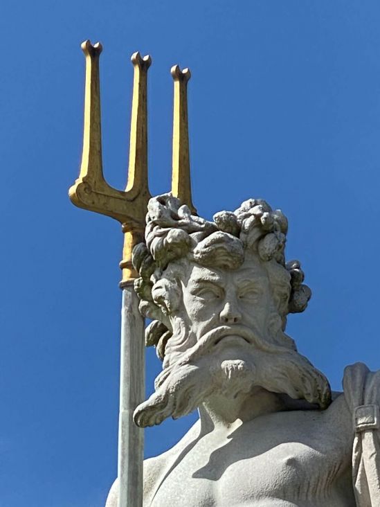 Pluto ist eine von zahlreichen Statuen im Park von Schloss Nymphenburg
