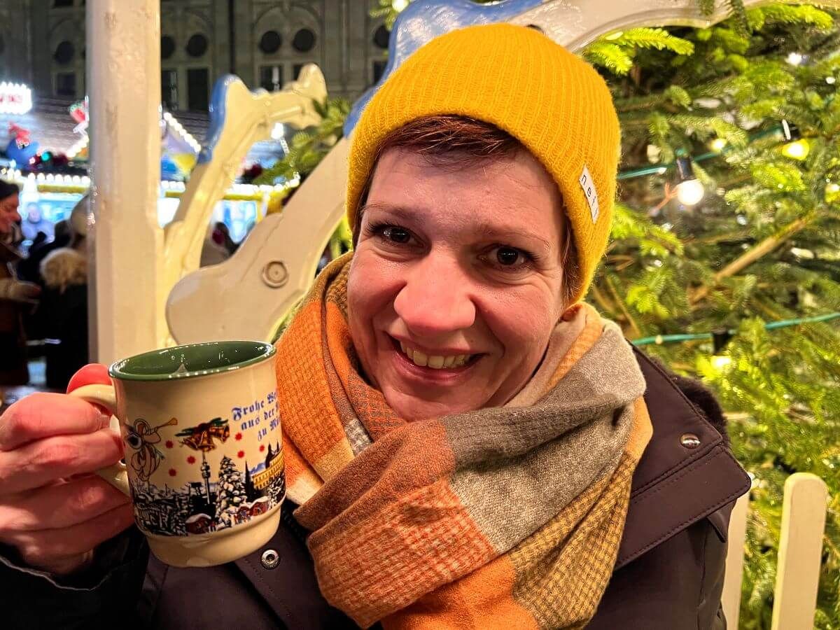 Im Weihnachtsdorf der Residenz gibt es natürlich auch Glühwein