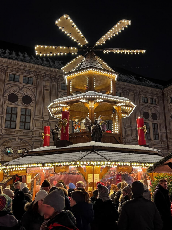 Pyramiden sind typisch für Weihnachtsmärkte in München