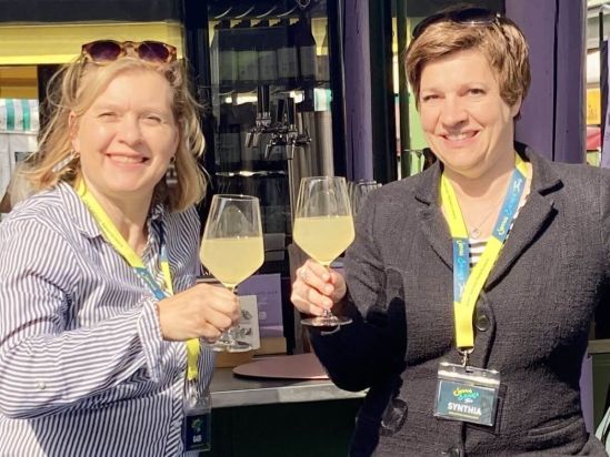 Synthia and Gabi having Kombucha on a food tour in Munich