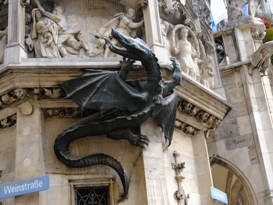 Der Pestdrache an der Fassade des Neuen Rathauses in München
