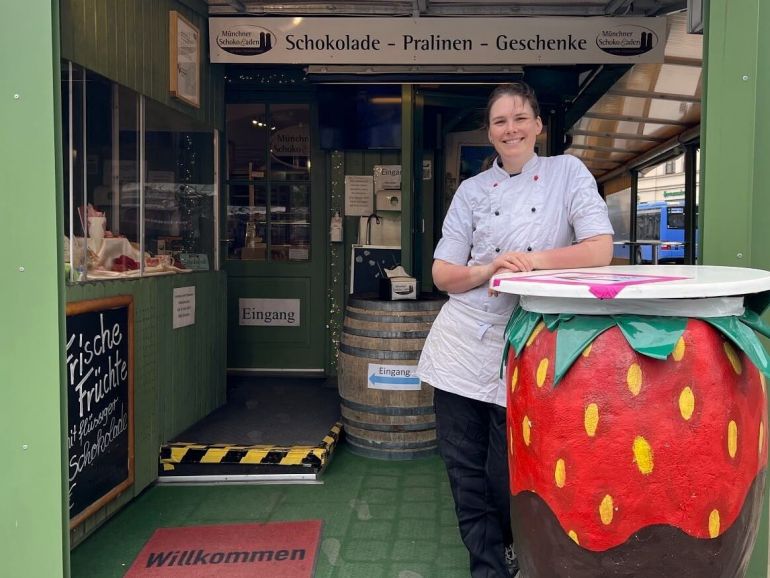 Konditormeisterin Romy stellt täglich frische Pralinen her