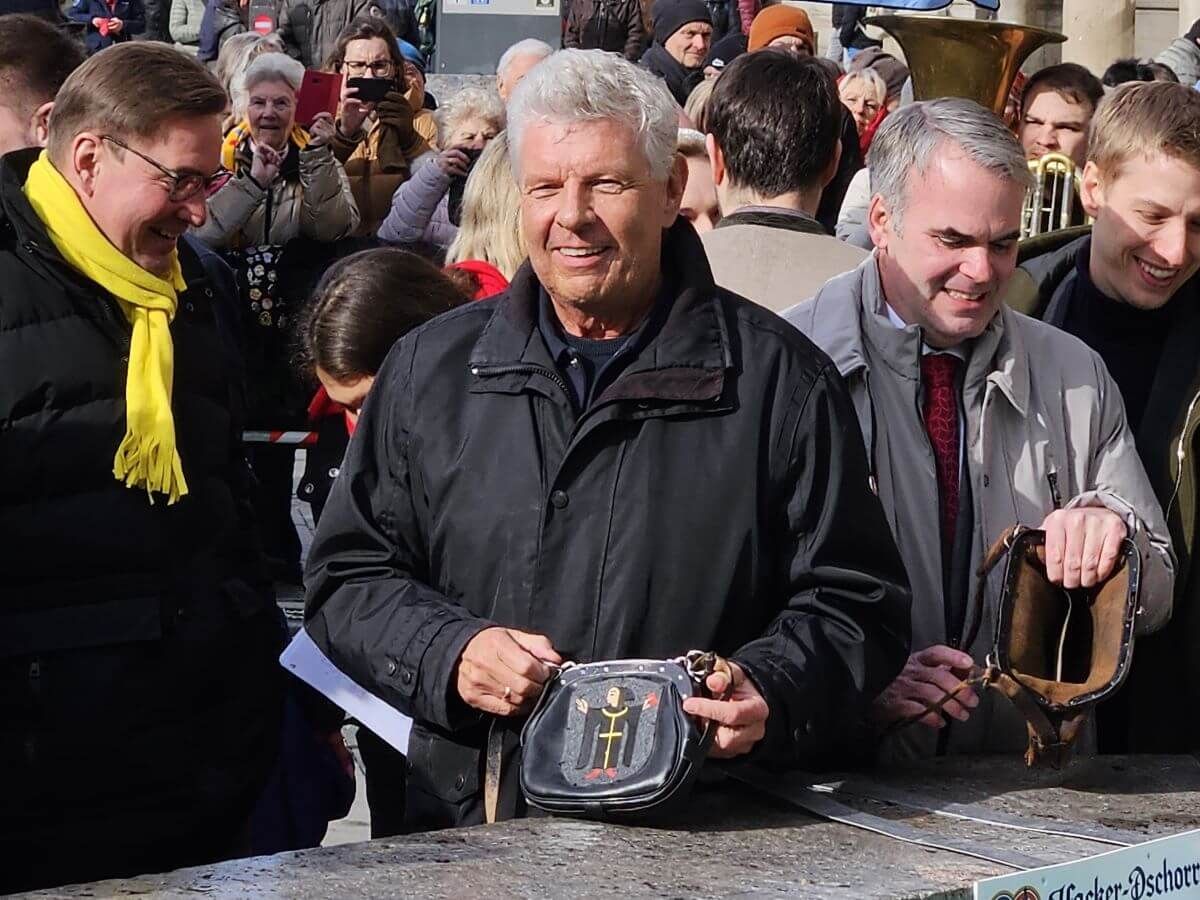 Dieter Reiter mit Münchner Geldbeutel am Fischbrunnen