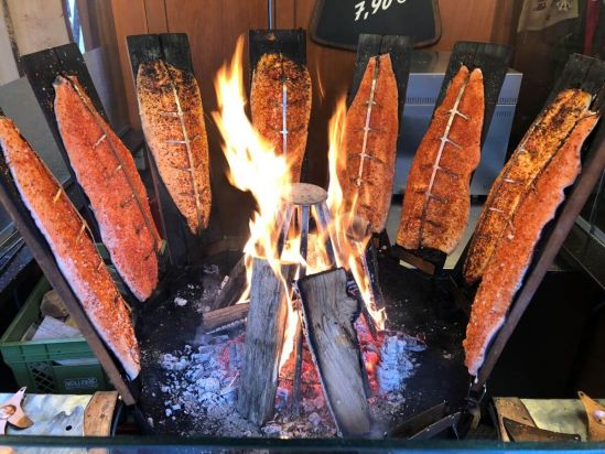 Auf dem Rindermarkt gibt es weihnachtlichen Flammlachs
