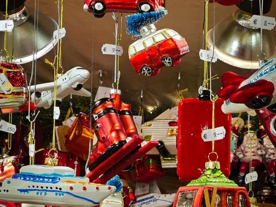 Auf dem Münchner Christkindlmarkt bieten über 100 Stände weihnachtliche Produkte an
