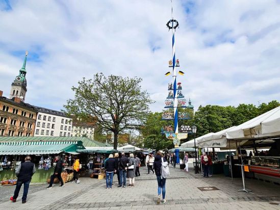 Viktualienmarkt mit Maibaum