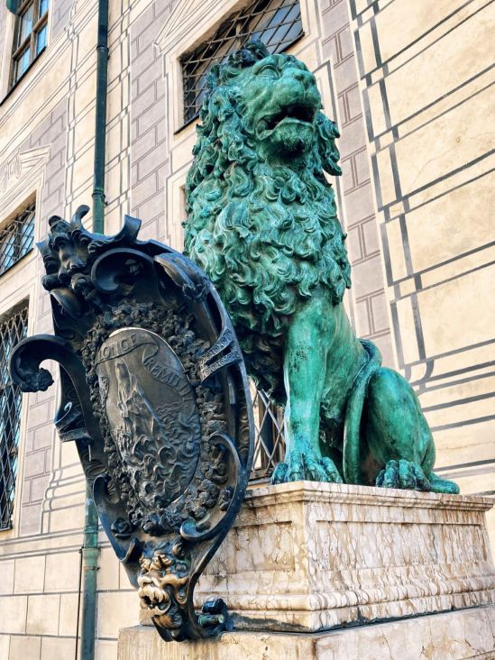 Löwe mit Schild in München